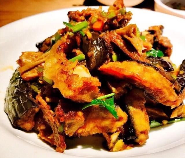  配一汤■闺蜜二人逛街吃东北大酱骨：配一汤六菜，大盆面，这你猜多少钱