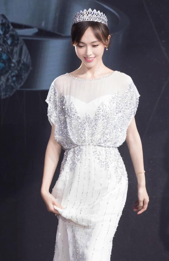 唐嫣头顶皇冠变身公主，可是脚下的鞋子亮了，公主怎么这么穷!