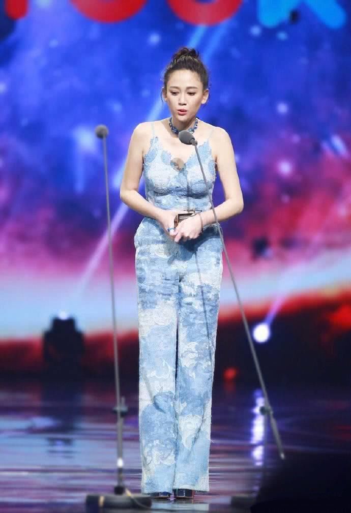 陈乔恩厉害了!吊带连体裤都撑变形了，网友:眼前一亮