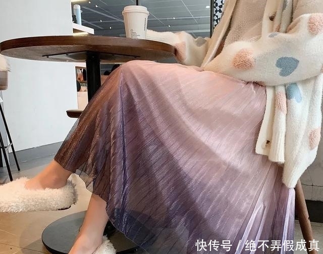 【女生】穿这高腰A字裙,突显纤细腰部,让女生看起来高挑且瘦削。