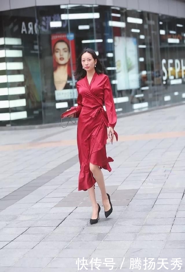 「紧身裤」女生穿她高跟鞋在搭配上一条紧身裤,走到哪里都是时尚迷人的焦点