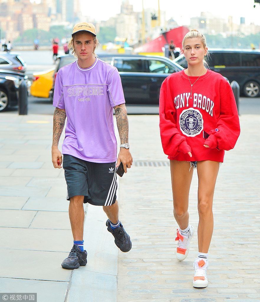 海莉带比伯回家见家长路上边走边玩 两人街头腻歪秀甜蜜躲角落激