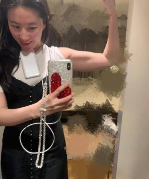 『社交账号上面晒出』刘亦菲与朋友聚会活动相片曝出,裸妆出境情况不佳,双下巴显著