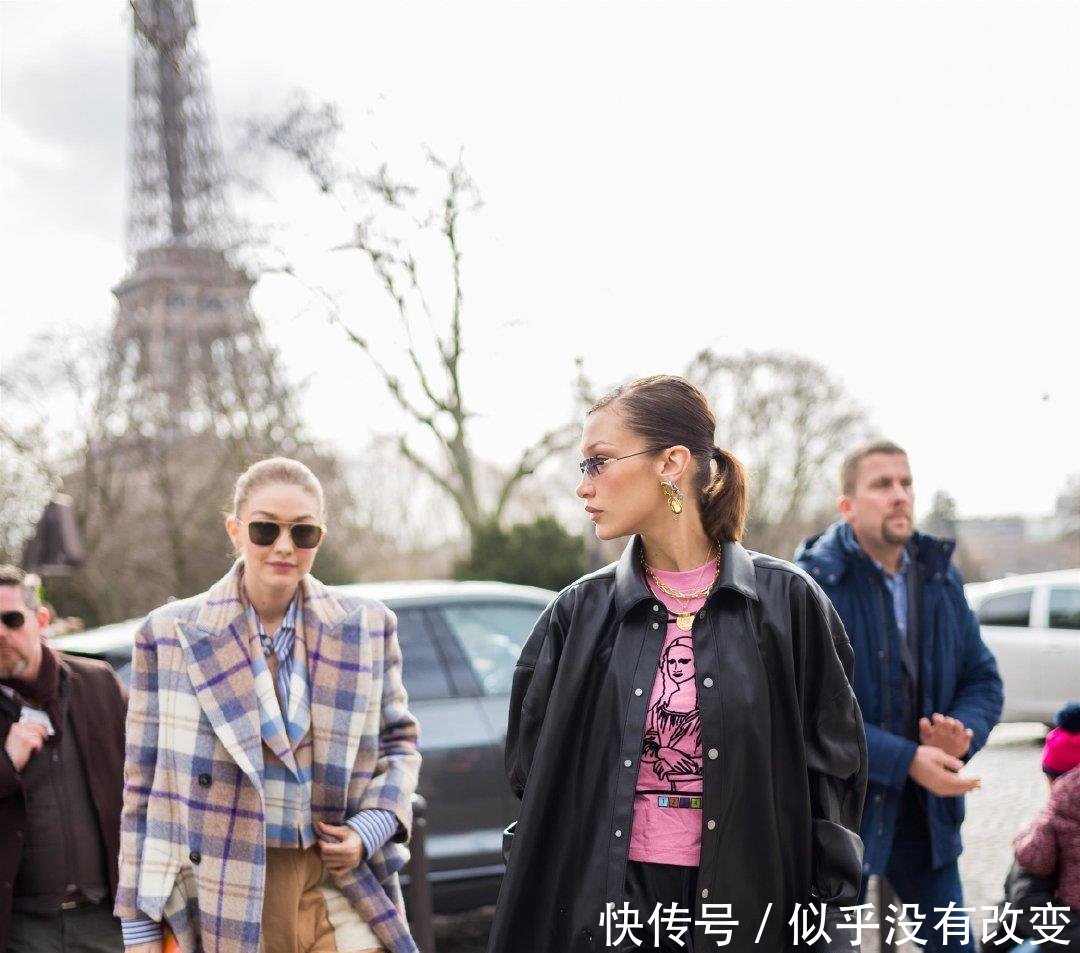 『头发扎』吉吉·哈迪德和妹妹贝拉现身巴黎,吉吉穿格纹大衣太靓丽