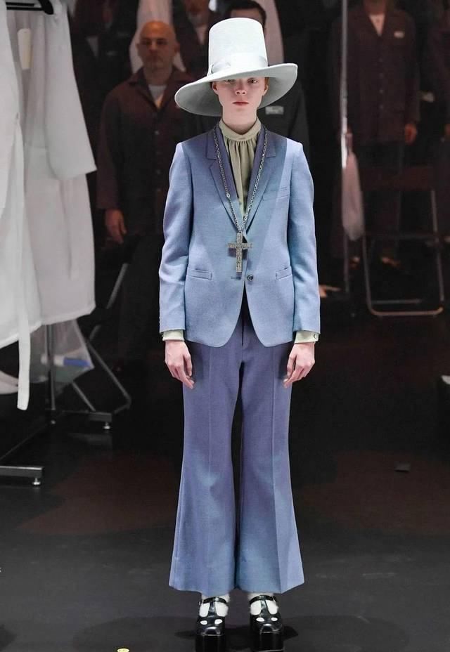  『复古』穿上喇叭裤 变成复古女郎