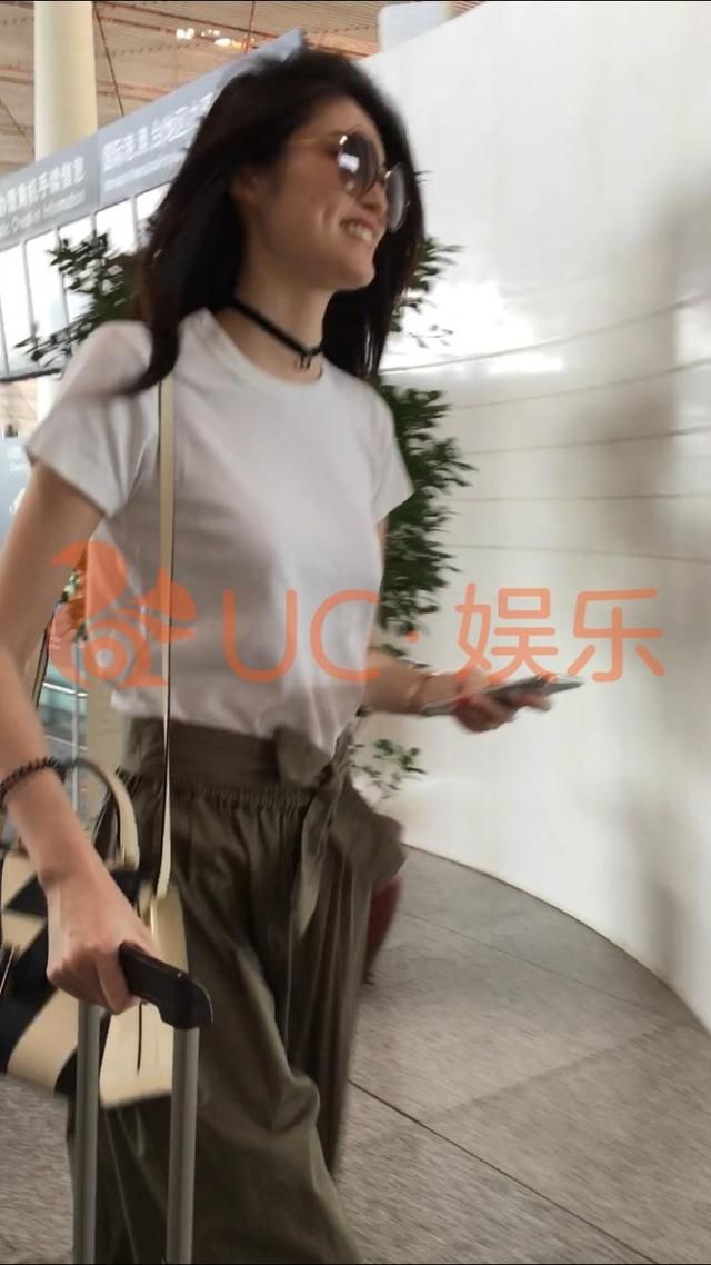 备好纸巾小心鼻血!何穗独自离京展现超靓身材