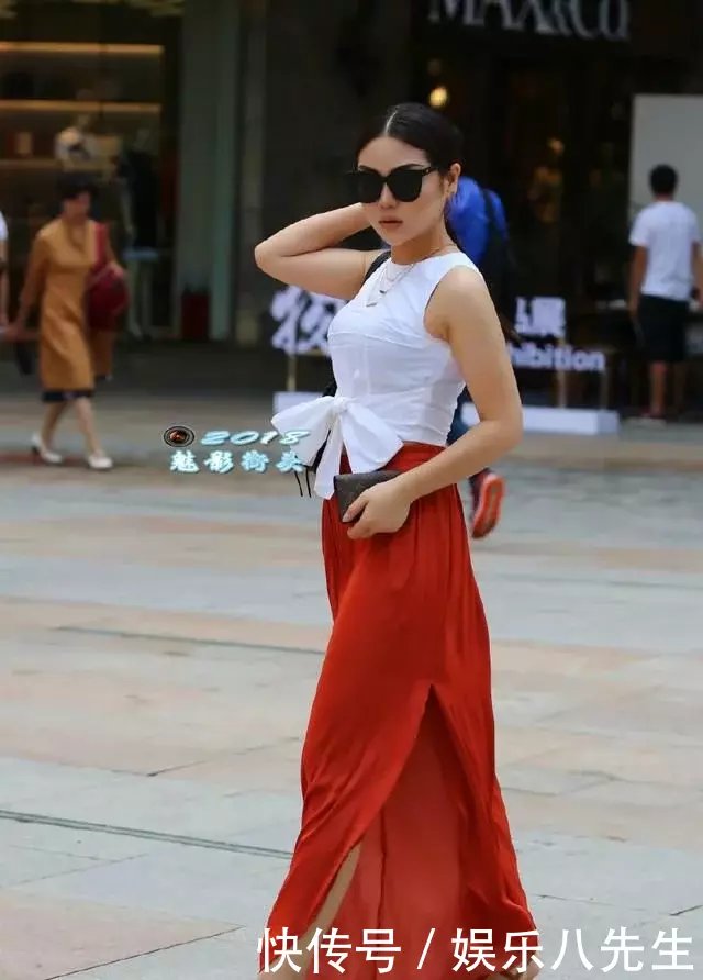 白色T恤配上红色开叉阔腿裤,小姐姐在街头展现优雅的女人味