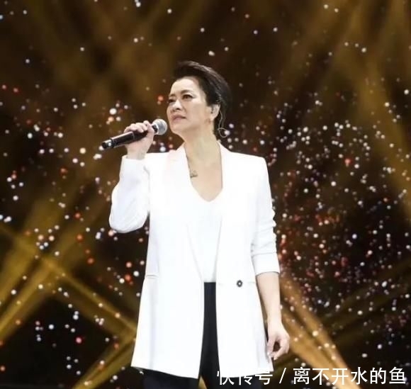 「显腿短」毛阿敏罕见现身机场,穿陶瓷衬衫配五分裤亮相,57岁素颜也不见老