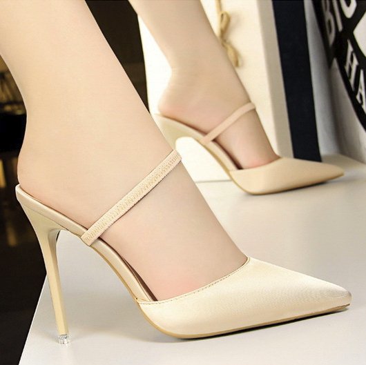 刚上新的高跟鞋就是不一样,清凉显腿长,回头率飙升