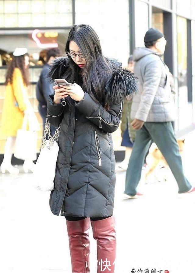  「花样」街拍：选择花样高筒靴的美女