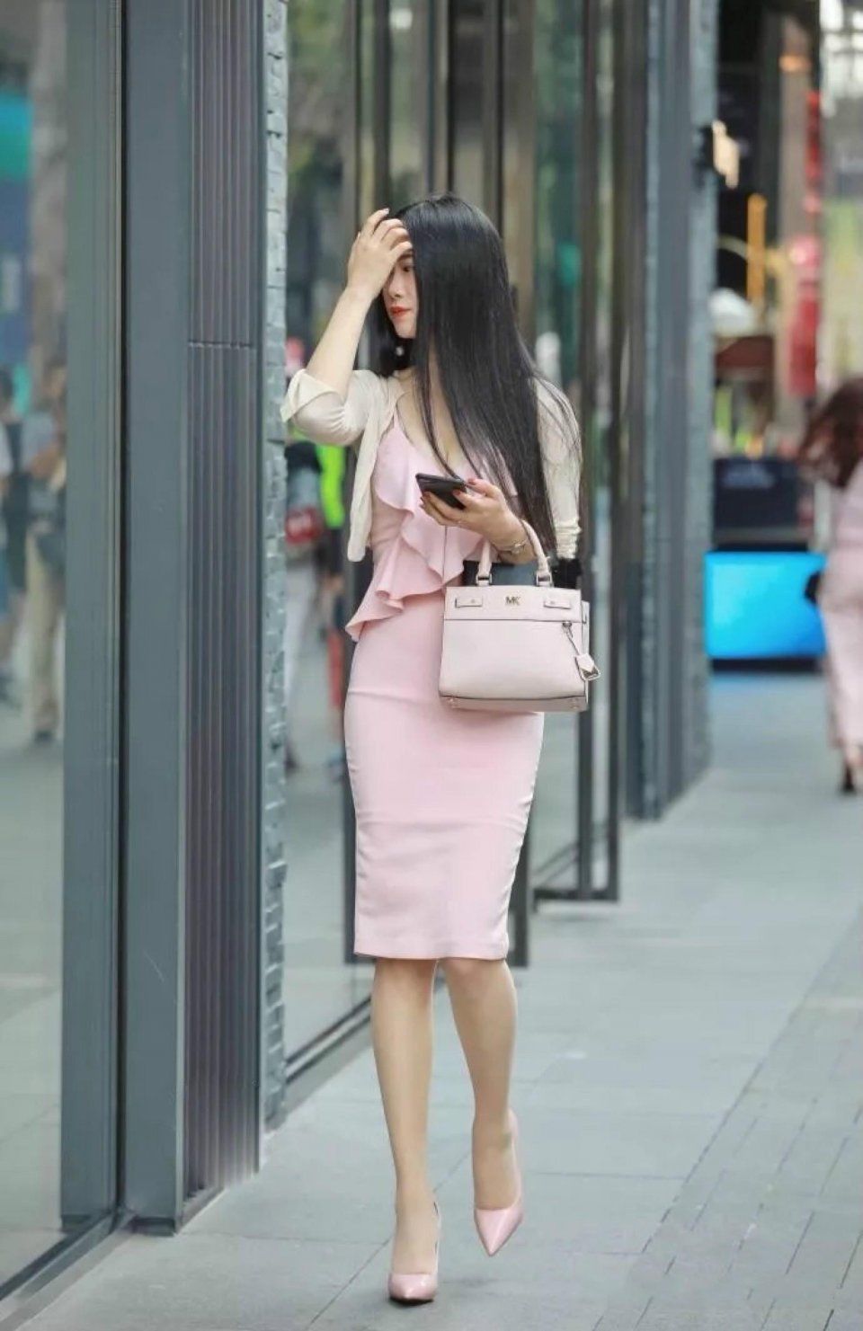 街怕:无袖背心裙搭配墨镜，夏日气场全开