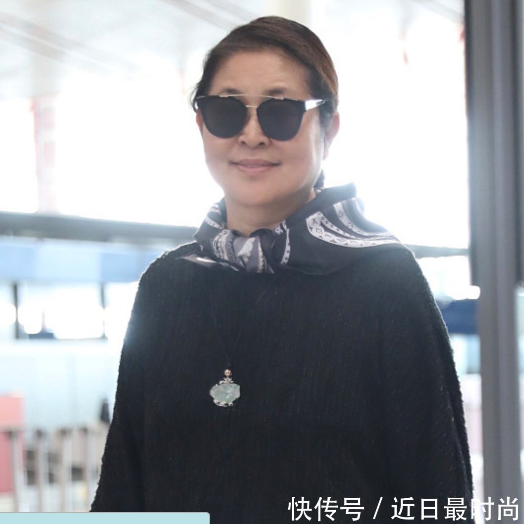 59岁的前央视一姐美回来了，裤子是亮点