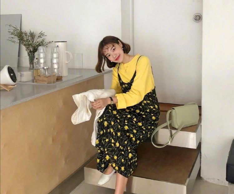 『很火』今春很火的一种穿法叫“风衣+仙女裙”,减龄好看,明星都穿上瘾...