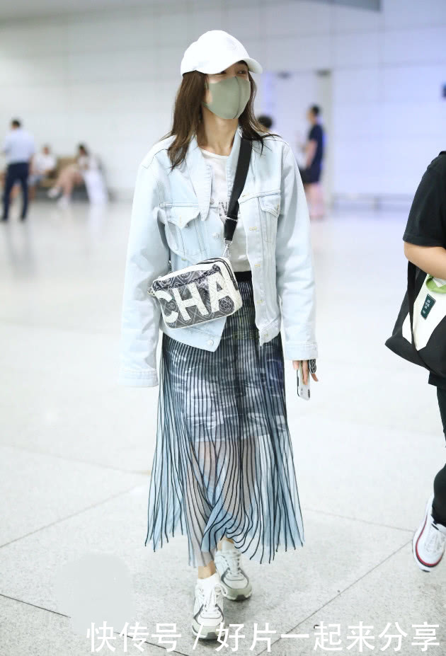 给秦岚跪了，裙子下半身像“透明水母”，也只有她穿出了味道