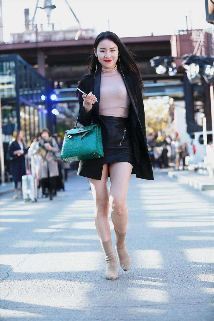 街拍: 气质圆润的女生, 一抹红唇浅笑, 散发着成熟风韵