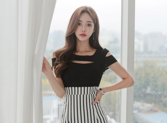 女神孙允珠，伦敦原色时尚波普条纹交衩裙