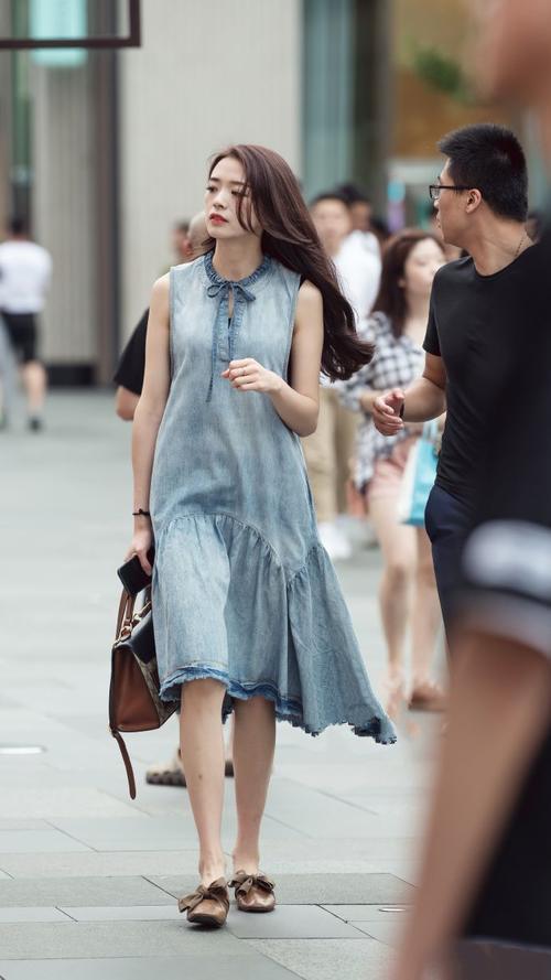 街拍：时尚靓丽的小姐姐们穿搭很是优雅，甜美，性感，清纯迷人！