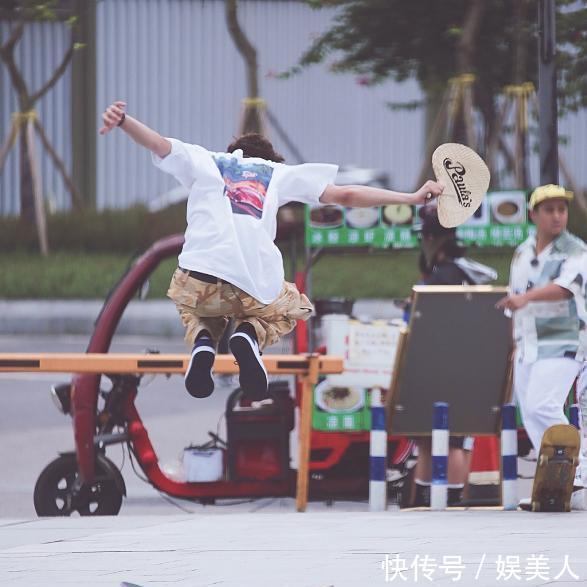  「品牌」百年历史Loewe靠的什么？从蒲扇到渔夫帽越来越迷，贫穷限制想象