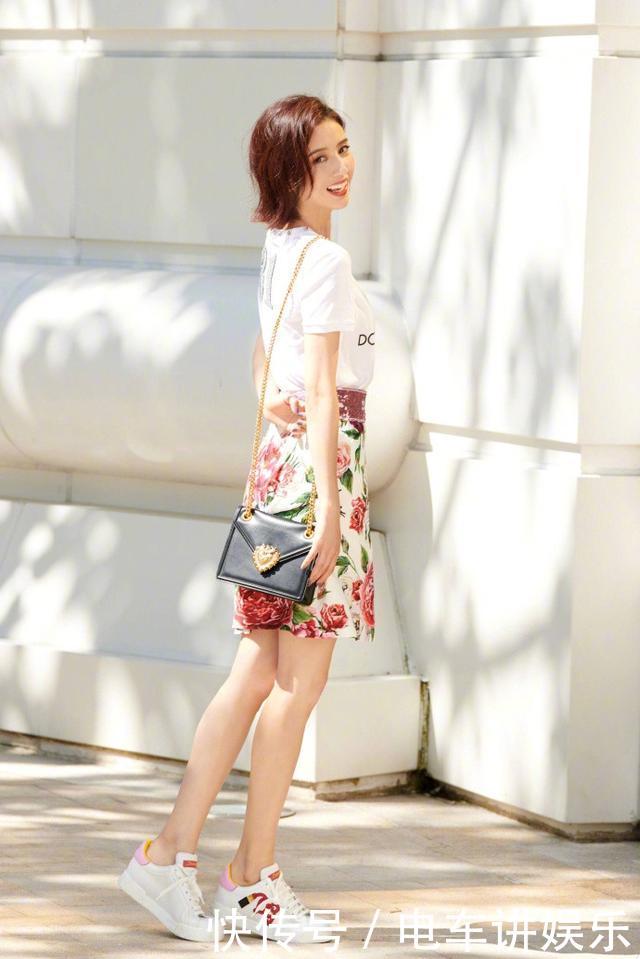 33岁佟丽娅与26岁迪丽热巴,同穿半身印花裙,居然美得不相上下!