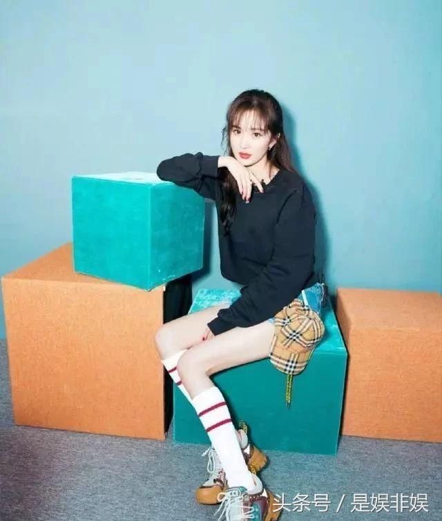 女星爱袜子外穿:杨幂杨颖时髦，鞠婧祎罕见，我就服迪丽热巴