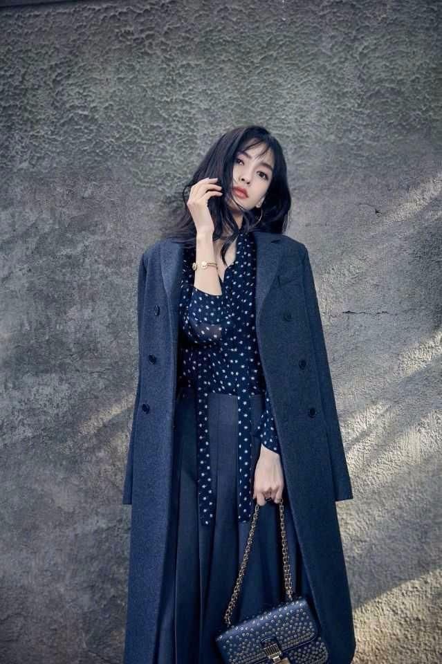 杨颖穿蓝色开叉长裙还内搭短裤,网友:黄教主这次放心了!