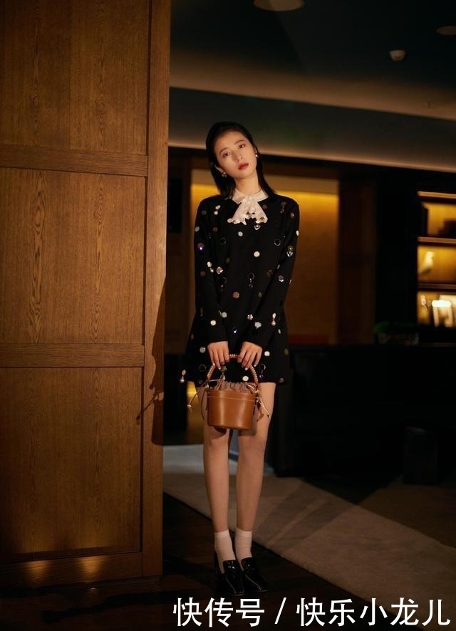  『深蓝色』街拍：靓女身材窈窕，穿深蓝色的吊带连衣裙，职场又休闲