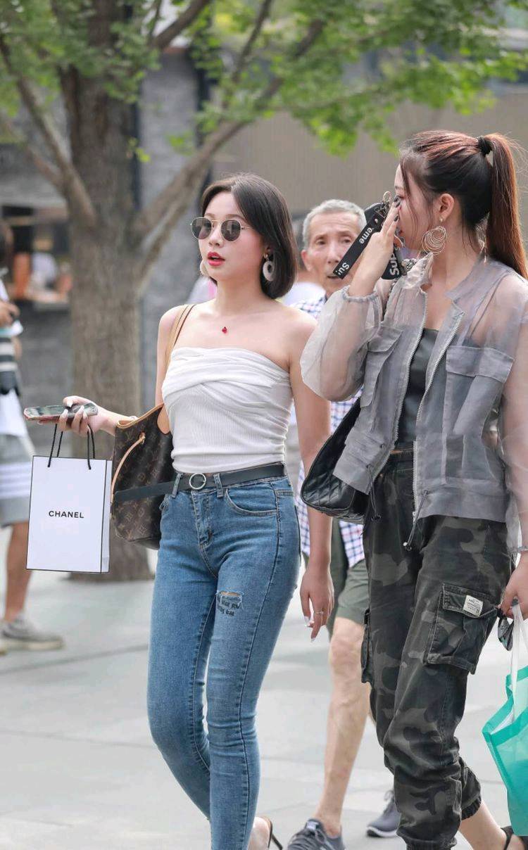 ?路人街拍,身材微胖的小姐姐穿紧身衣搭配牛仔裤,女人味十足!