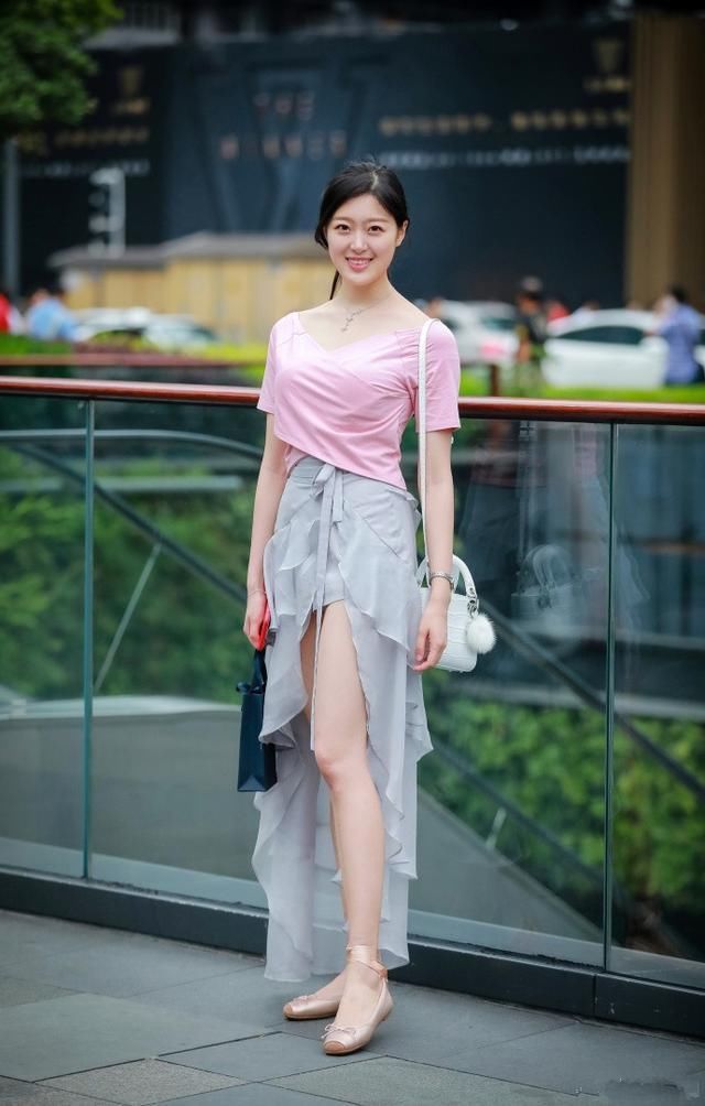 路人街拍，中国红绣花短裙这样搭最有女人味!