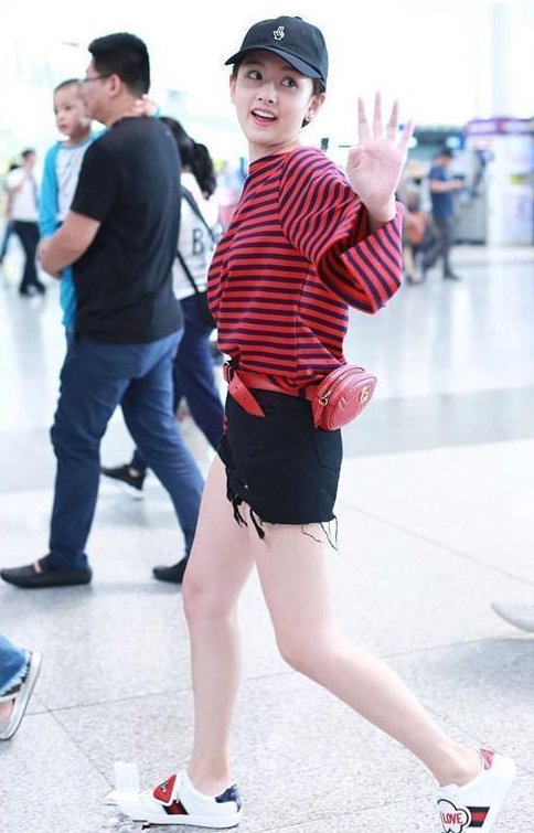 当佟丽娅与宋祖儿同穿短裤秀腿，网友:这真的够嫩的!