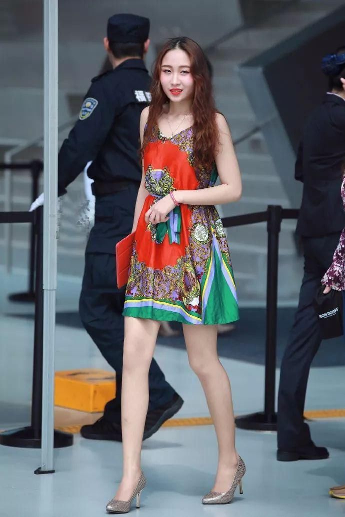 街拍美女:很有女人味的性感美女