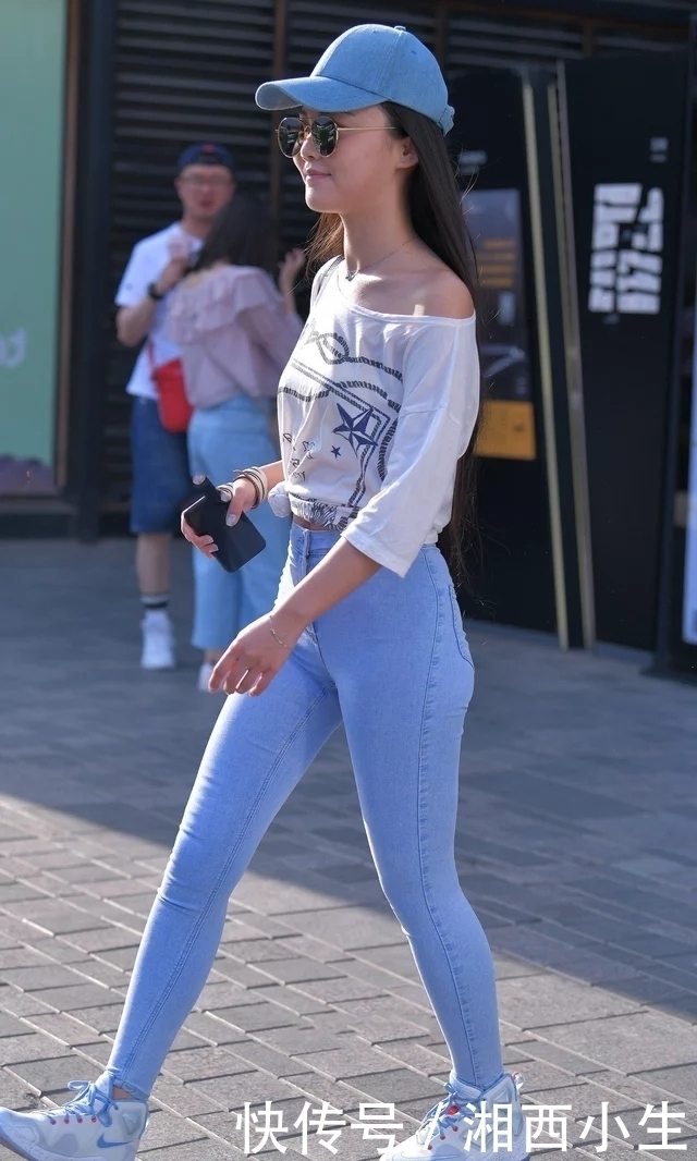 街拍：皮肤白皙的气质美女，一条简单的牛仔裤搭配露肩T恤，清凉