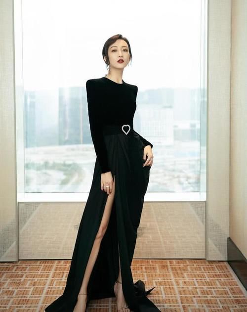 # 看起来#穿蕾丝连体裤配长卷发亮相，美得认不出，王鸥“半露不露”好性感