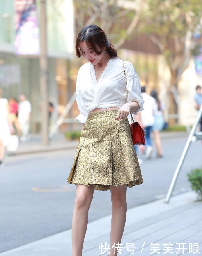 「小姐姐」街拍:穿搭优雅知性的小姐姐,轻盈的动作好妩媚!