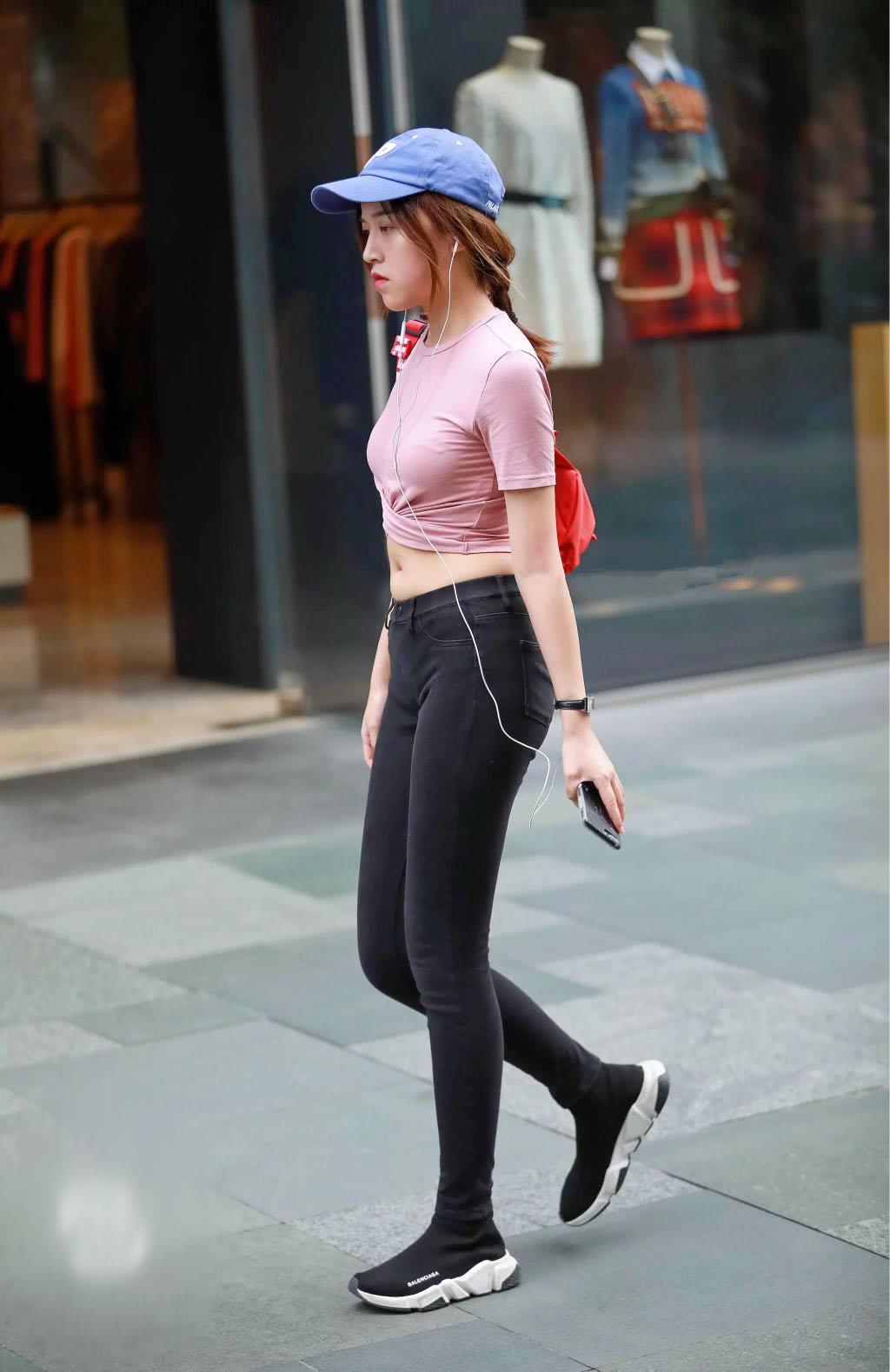 街拍：小姐姐紧身牛仔裤显出大长腿，曼妙腰部身线很是性感迷人