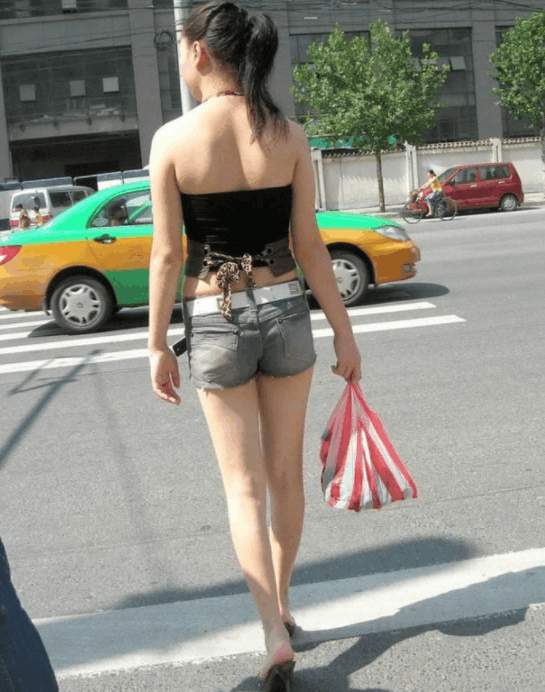 街拍路人，清新又撩人的小热裤，真符合长腿小姐姐的气质