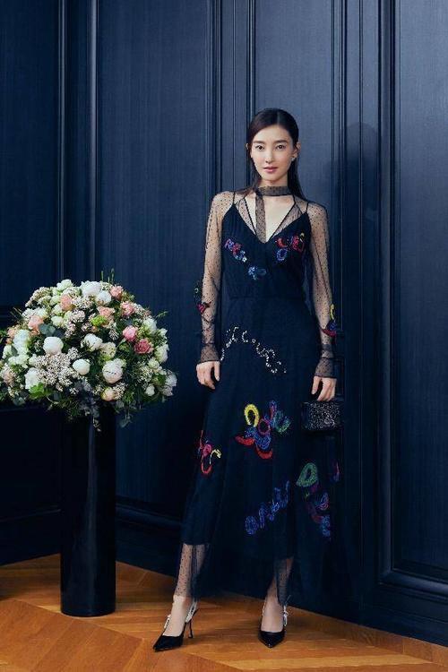 素颜女神王丽坤玩下半身失踪，袜子费好大劲才穿进去吧！