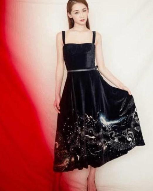 《芳华》女主真会穿! 铅笔裤搭配恨天高, 网友: 冯导眼光就是好