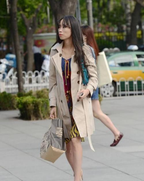 『气质』街拍:身材苗条的美女,一件黑色外套配黑色短裤,时尚气质魅力范