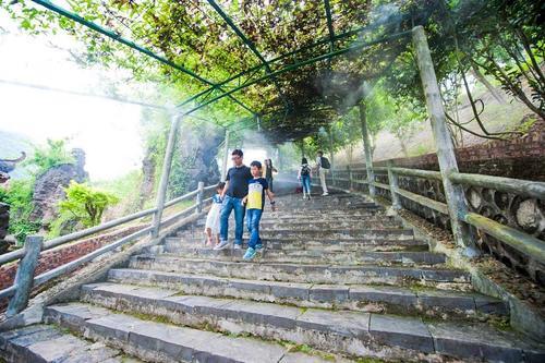 广西最壮观的石林，原生态的风景令人称奇，春节你想去看看吗？