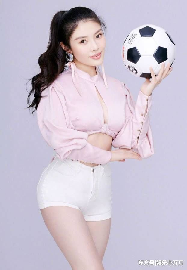 徐冬冬穿黑靴变“赤脚大仙”，重点却是脸，网友:以为是李小璐!