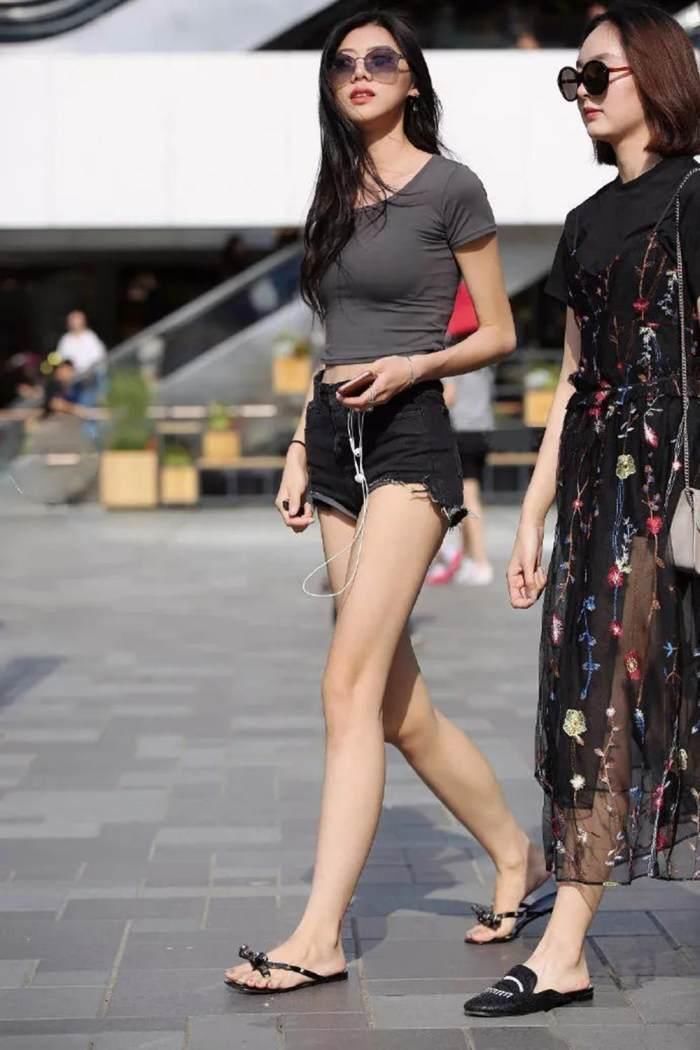 高颜值大长腿美女，身材体型非常性感，背影都是那么的好看!