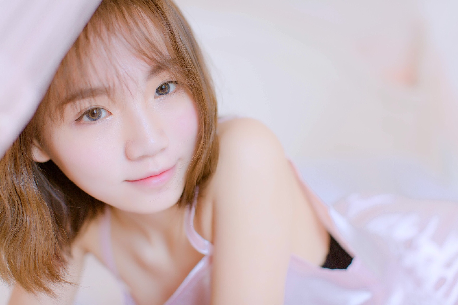 粉色吊带睡衣女孩的可爱写真