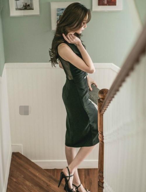 街拍：小姐姐穿着紧身裙，身材凹凸有致，让人怦然心动！