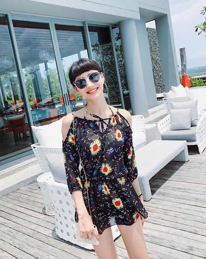 小姐姐韩式比基尼，泳池旁大秀完美性感身材！