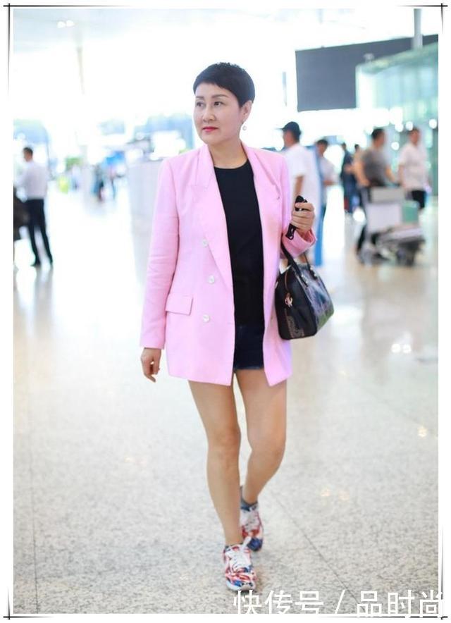 当56岁张凯丽撞上63岁赵雅芝,才发现女人的气质真的与年龄无关