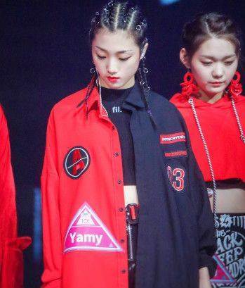 Yamy“油漆裤”现身机场，网友：不敢靠近，怕弄衣服上！