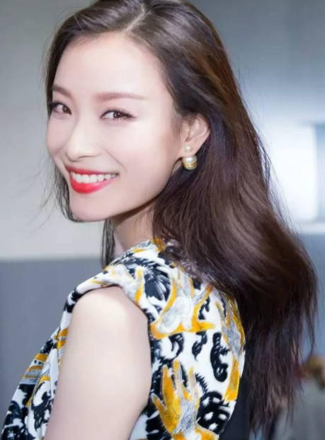 倪妮大尺度“撩人”，不穿内衣惊艳全场，紧身裤勒出“羞耻”形状