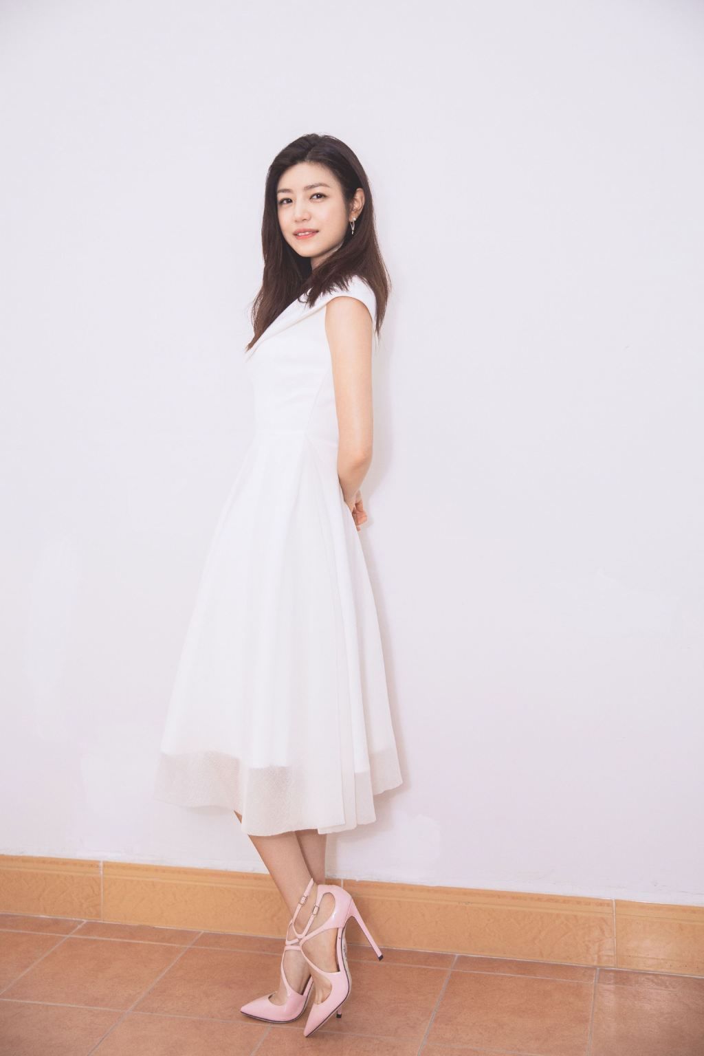 陈妍希白色短裙气质写真，粉丝尖头高跟鞋秀出辣妈的白皙美腿