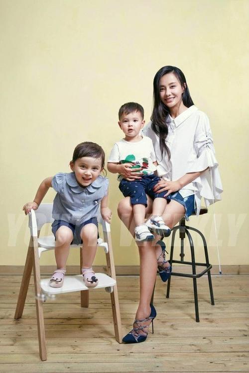 吴奇隆前妻马雅舒日子逍遥，带着混血孩上镜捞金！