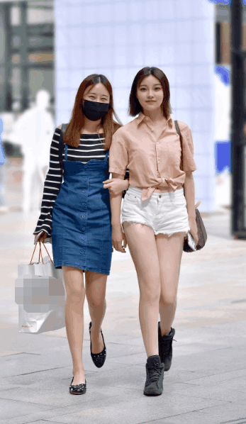 广东街拍: 紧身衣让火爆身材呼之欲出, 多少人被图六小姐姐迷住